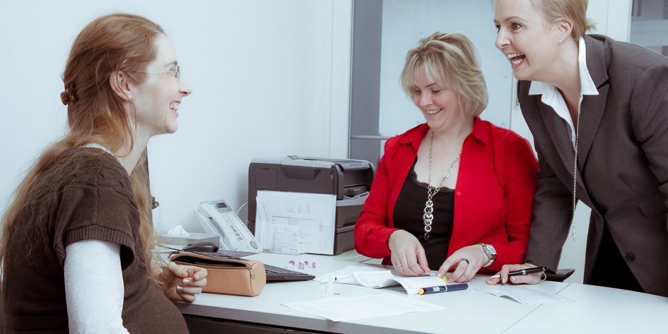 Dr. Zschau und Diabetesberaterin betreuen eine schwangere Patientin